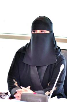 الالتزام بـ«البروتوكولات» يجذب زبائن «التزيين النسائية»