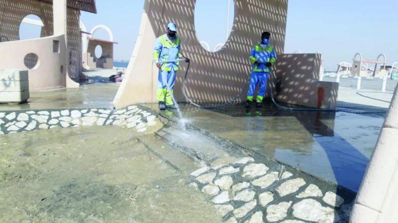 تطهير المظلات بشاطئ نصف القمر