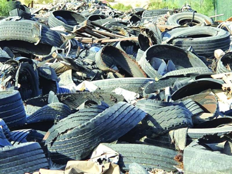 «كومة إطارات» تشوه طريق «الدمام - الجبيل»