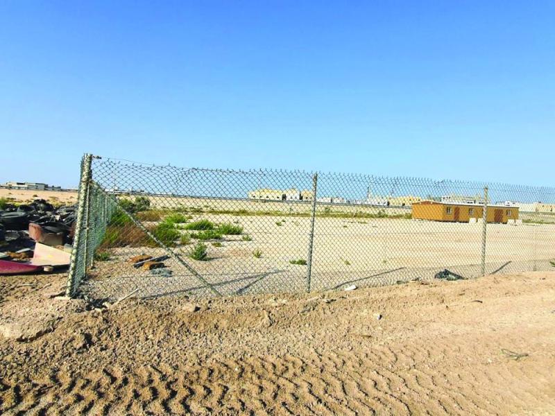 «كومة إطارات» تشوه طريق «الدمام - الجبيل»