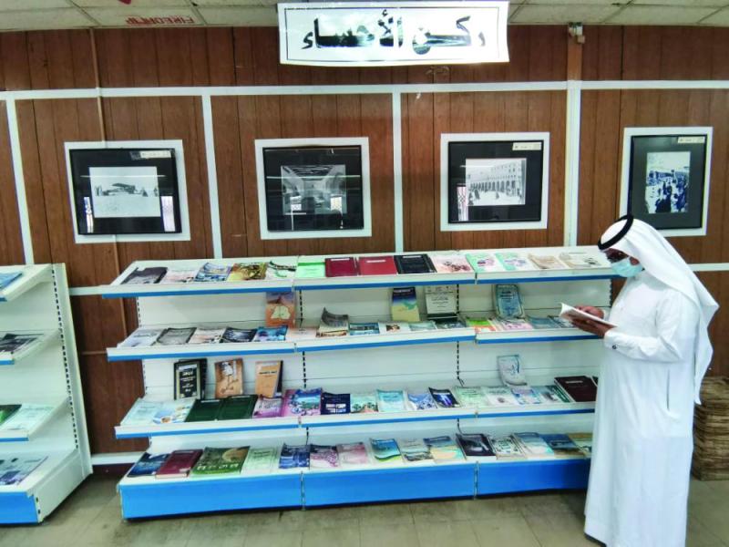 «مكتبة الهفوف» تحمي مرتاديها بـ«الأرفف المغلقة»