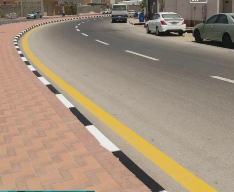 تخطيط وطلاء الشوارع الرئيسية بالقطيف