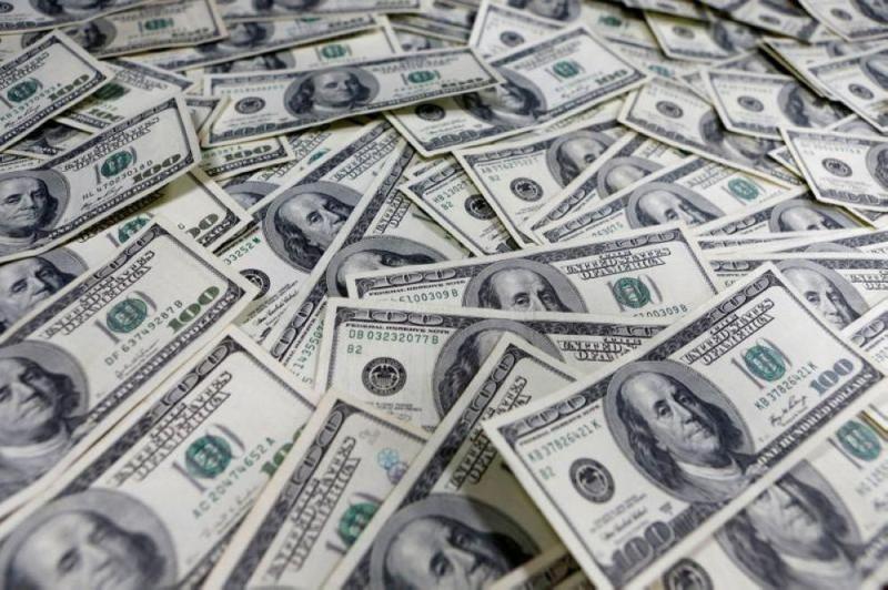 الدولار يسجل أدنى مستوى في شهر