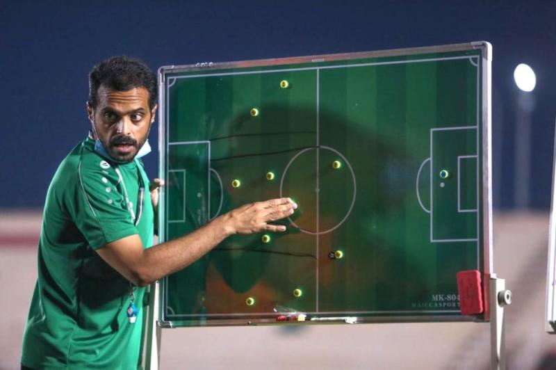 العطوي يجهز لاعبيه بحصص نظرية وعملية مكثفة