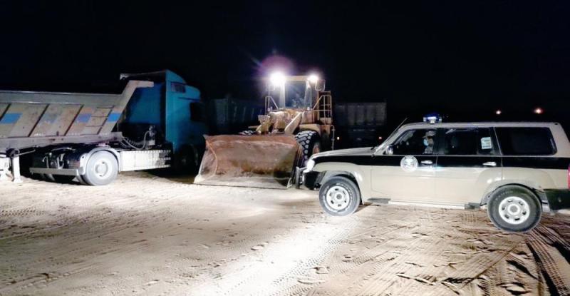 ضبط 8 معدات تنهل الرمال بدون تصريح غرب الدمام