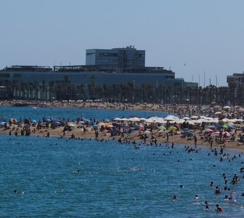 شواطئ برشلونة لا تعرف كورونا