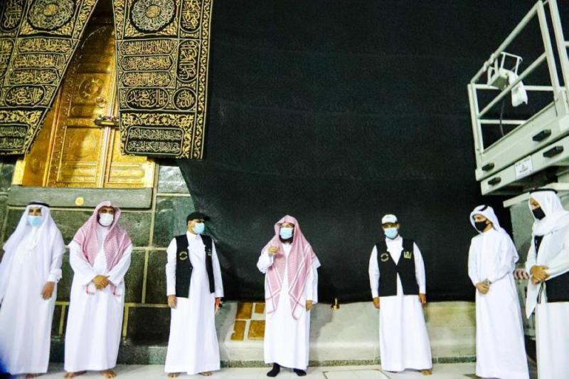 رفع  ثوب الكعبة 3 أمتار استعداداً للحج