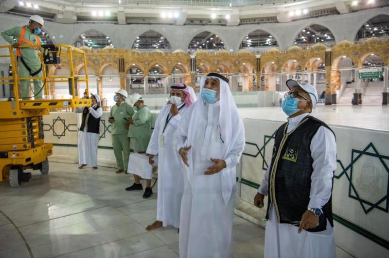 بالصور.. رفع ثوب الكعبة استعداداً لموسم الحج