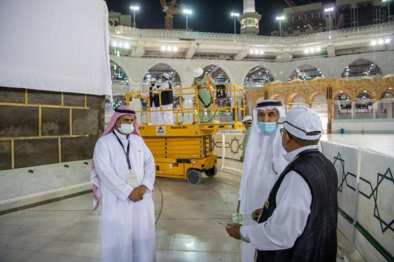 بالصور.. رفع ثوب الكعبة استعداداً لموسم الحج