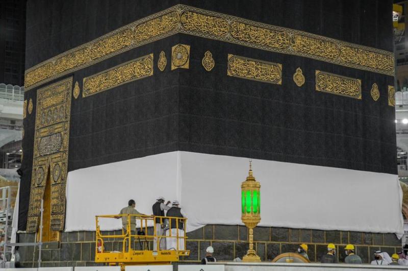 بالصور.. رفع ثوب الكعبة استعداداً لموسم الحج