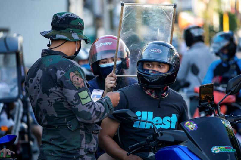 الفلبين تفرض قيودًا جديدة لمن لا يلتزم بارتداء الكمامة