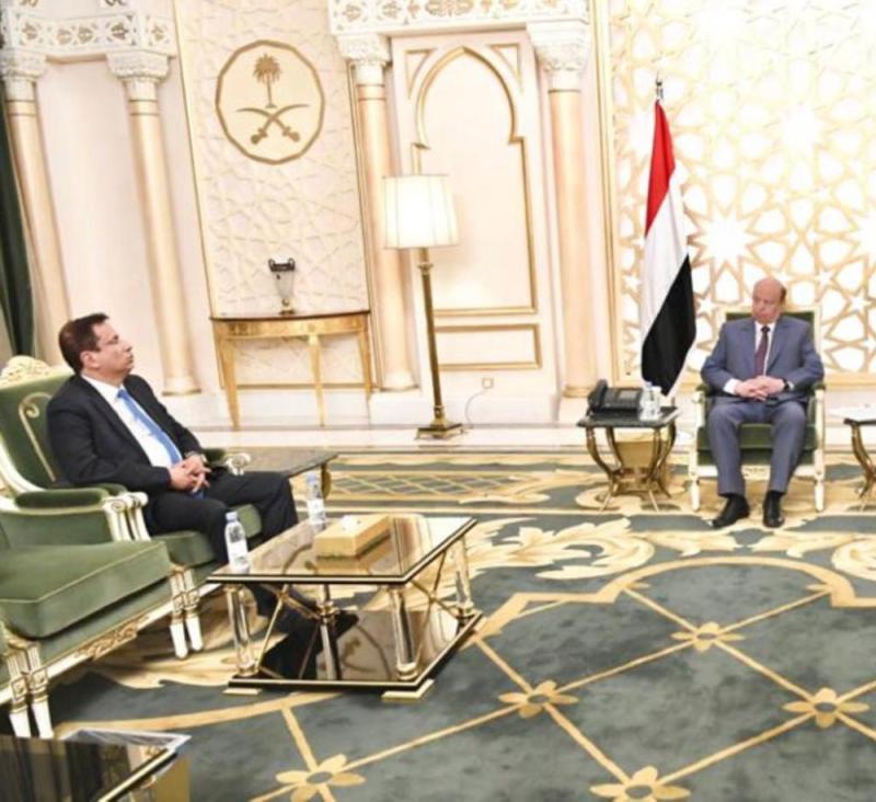 «هادي» يؤكد أهمية تعزيز الاستقرار بالمهرة وتوفير الخدمات