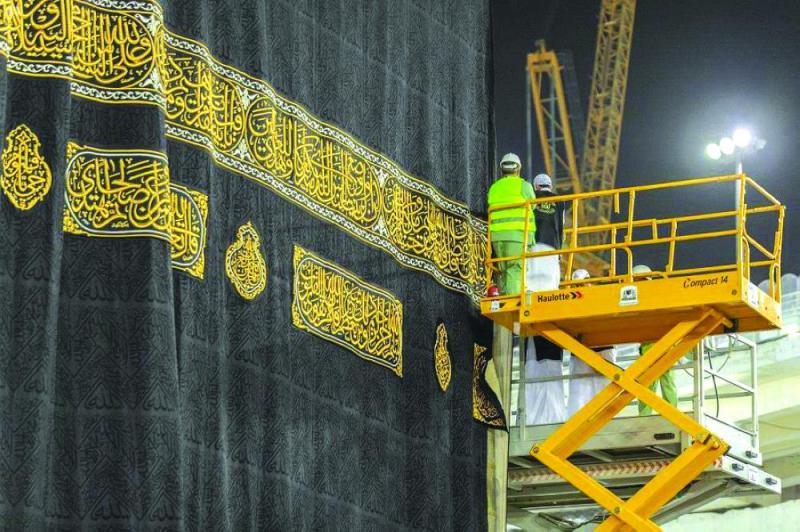 الخميس.. استبدال كسوة الكعبة المشرفة