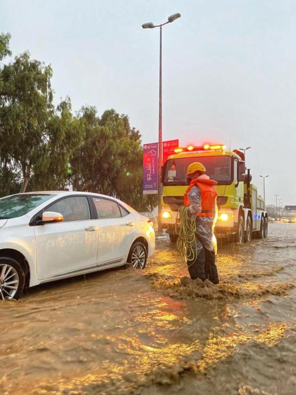 صور.. أمطار مكة تحتجز 30 مركبة