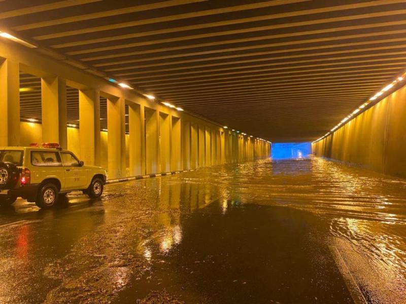 صور.. أمطار مكة تحتجز 30 مركبة