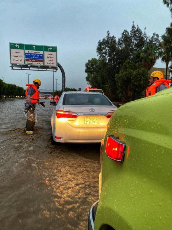 صور.. أمطار مكة تحتجز 30 مركبة