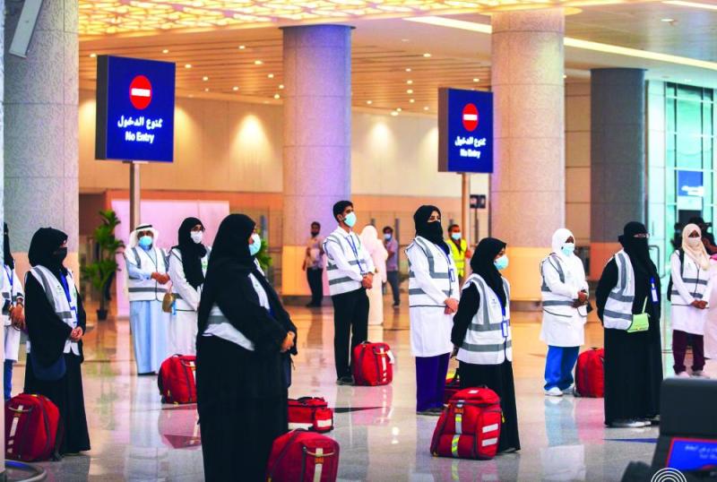 عيادات متخصصة وطواقم طبية في مقار السكن