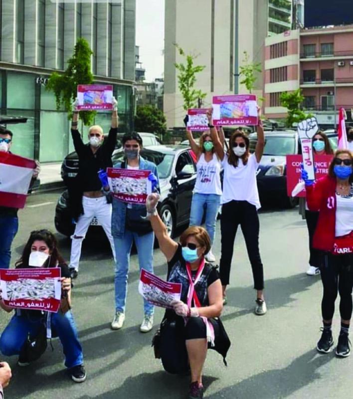 اللبنانيون بين عجز الحكومة و«كورونا» وسيف الغلاء