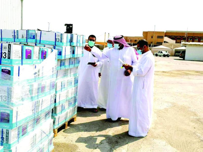 تسليم مقررات الدراسة لمكاتب تعليم الشرقية