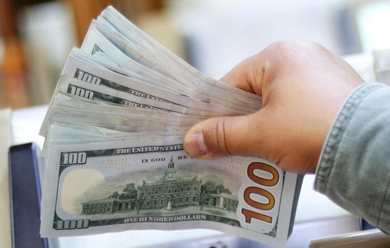 الدولار يتراجع لأدنى مستوى في عامين