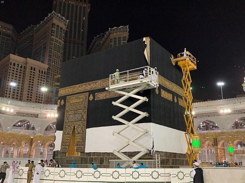 ذهب وفضة وحرير.. استبدال ثوب الكعبة المشرفة