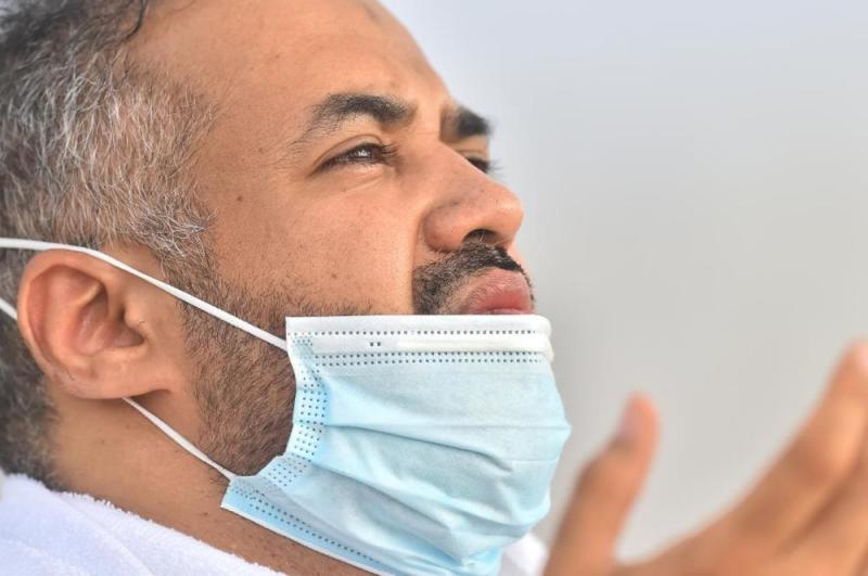 بالصور .. تضرع ودعاء حجاج بيت الله في عرفات