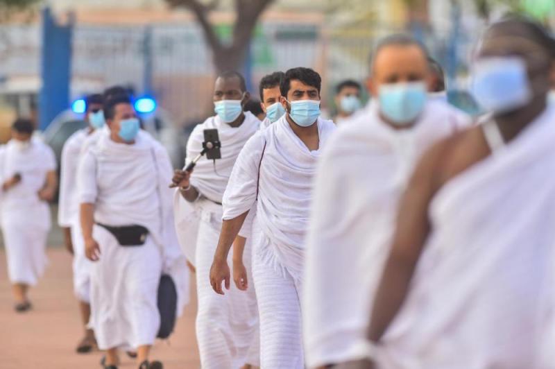 بالصور .. تضرع ودعاء حجاج بيت الله في عرفات