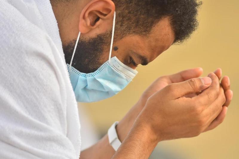 بالصور .. تضرع ودعاء حجاج بيت الله في عرفات