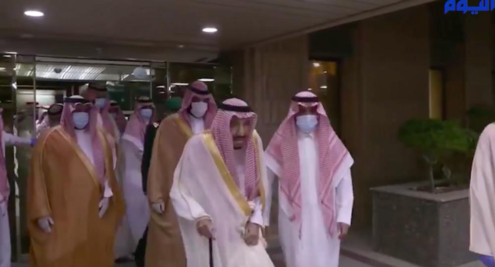 شاهد فيديو لحظة مغادرة خادم الحرمين للمستشفى