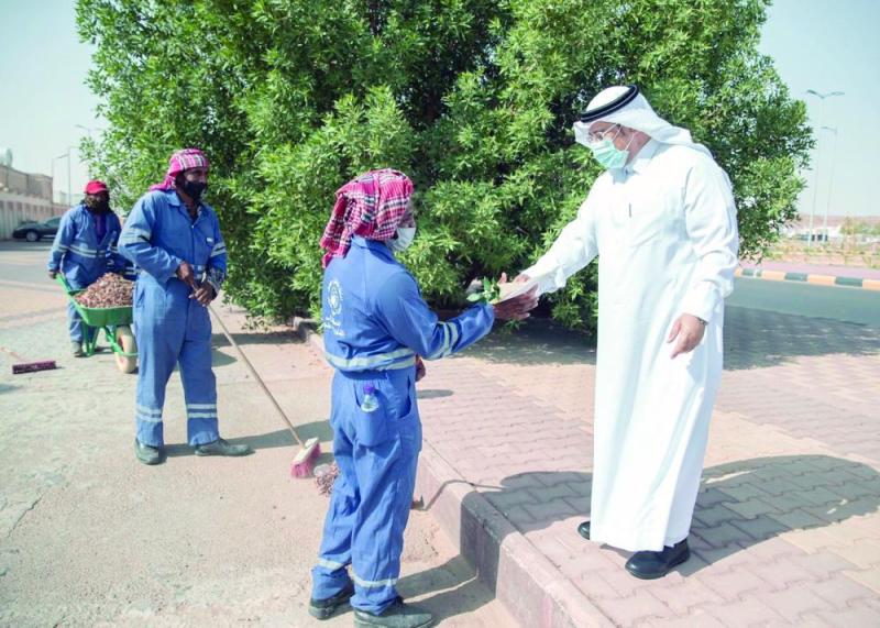 عمال النظافة..
معايدة في الميدان