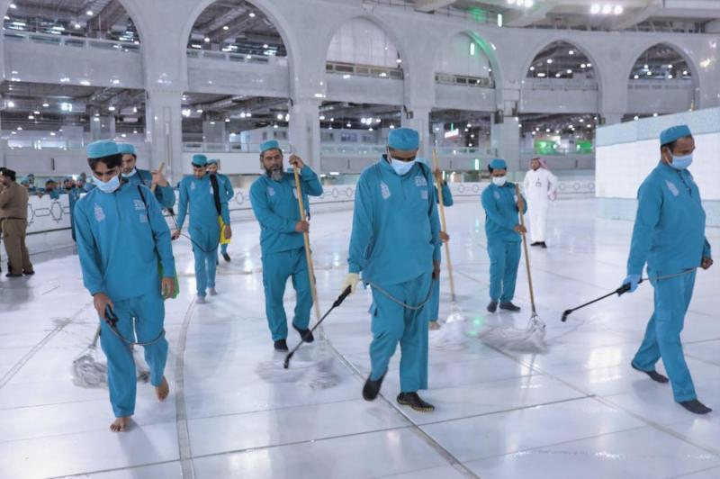 تعقيم المسجد الحرام بعد أداء الحجاج طواف الإفاضة