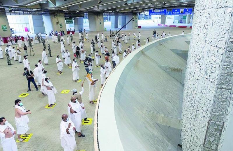 الحجاج يرمون الجمرات الثلاث