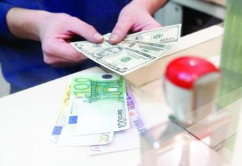 الدولار يواصل الانخفاض في ظل مخاوف حيال اقتصاد أمريكا