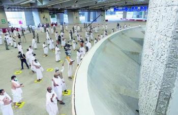 الحجاج يرمون الجمرات الثلاث