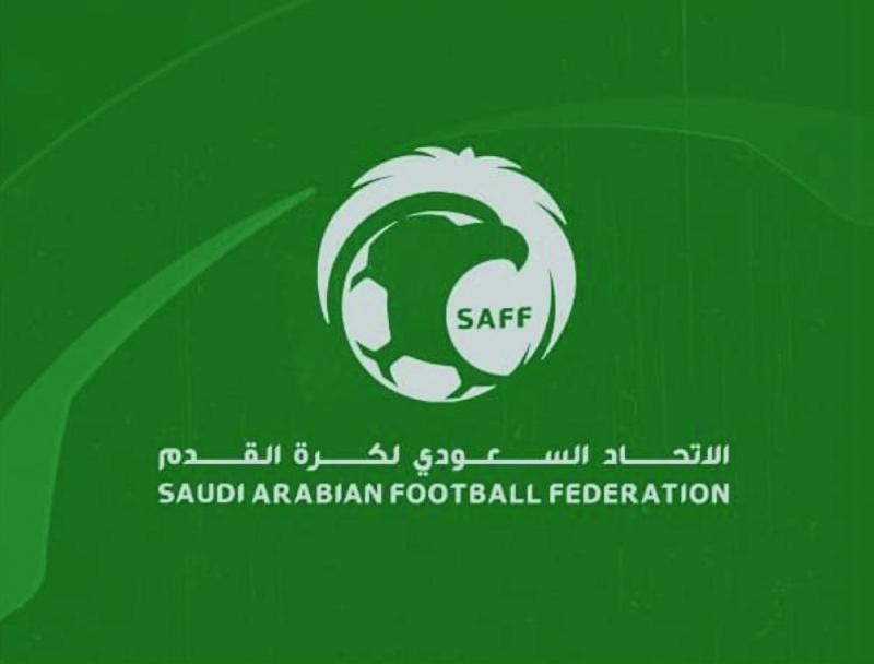 حكام الدوري يجرون المسحة الطبية