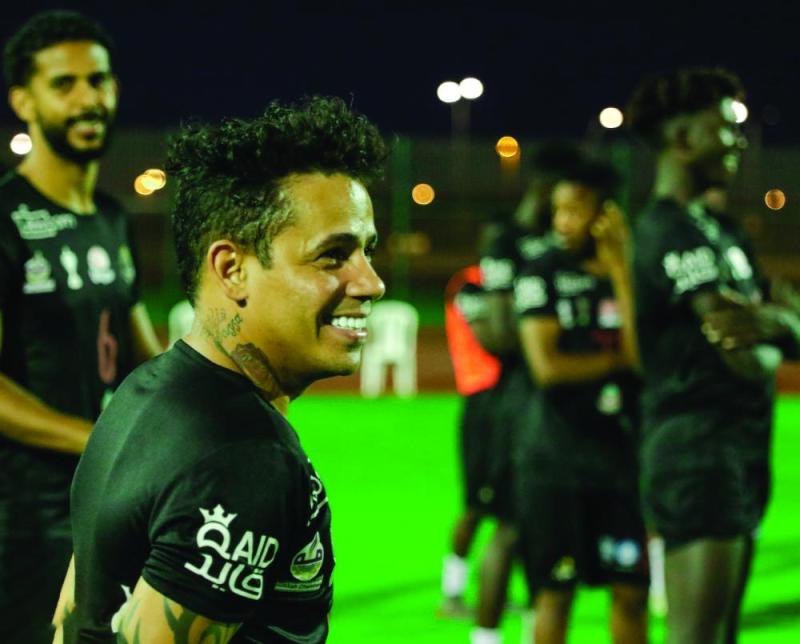الوحدة يستضيف الشباب في مباراة متكافئة