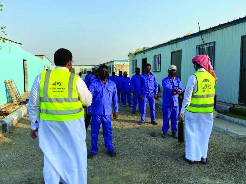 توزيع 400 حافظة ماء على العمالة بشاطئ العقير