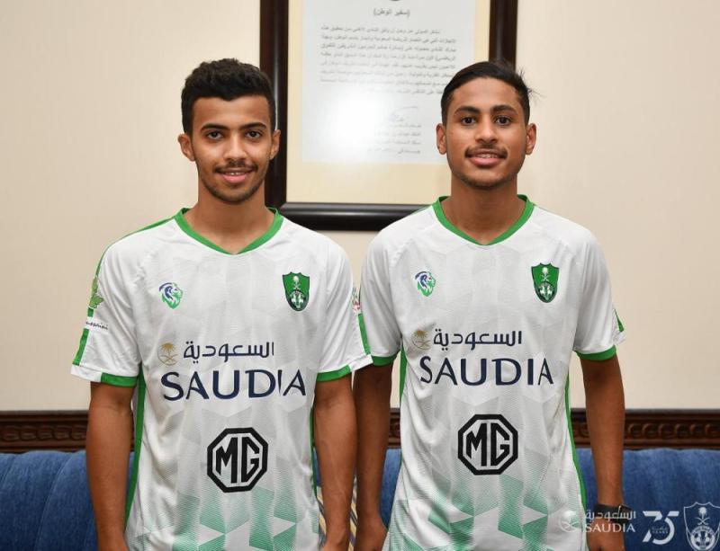 الأهلي يوقع مع بصاص والعلي