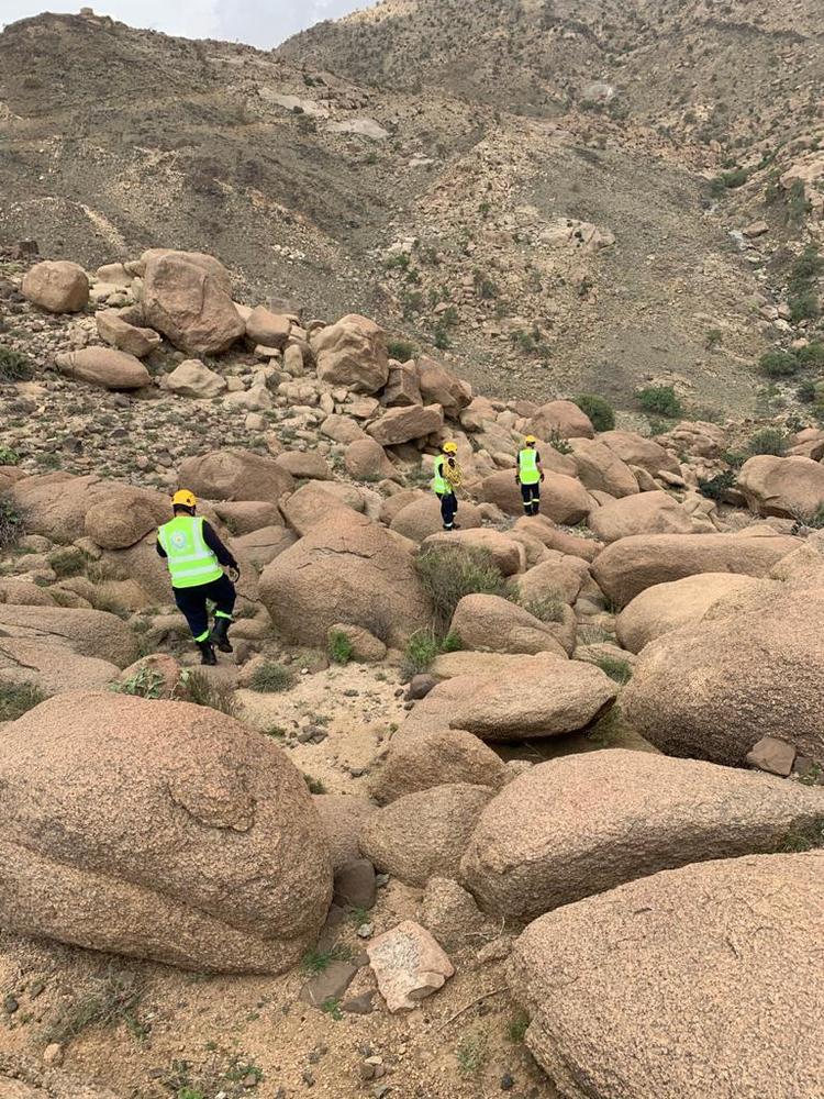 صور.. إنقاذ «خمسيني» سقط في منحدر جبلي