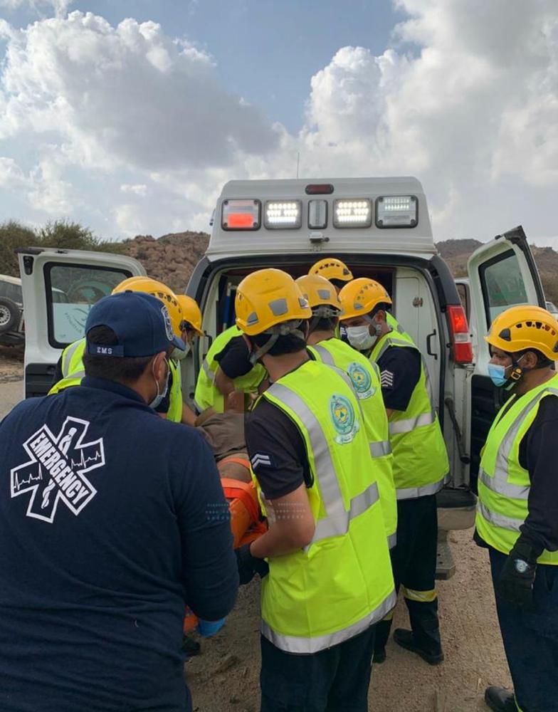 صور.. إنقاذ «خمسيني» سقط في منحدر جبلي