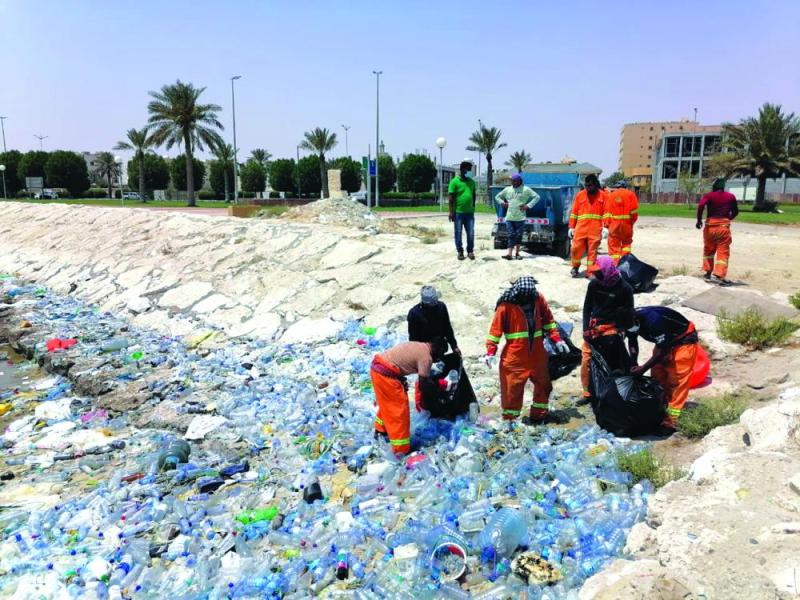 حملات موسعة لتنظيف شاطئ «كورنيش القطيف»
