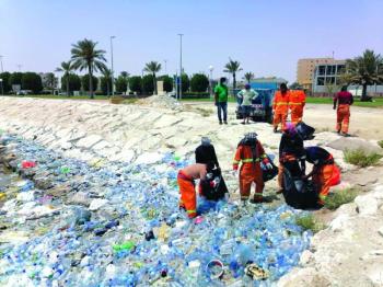 حملات موسعة لتنظيف شاطئ «كورنيش القطيف»