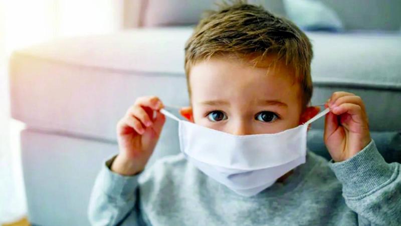 تحذيرات من خطر الكمامات على الأطفال والرضع