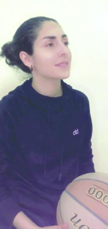 هيفاء محمد تتابع فريق السلة افتراضيا