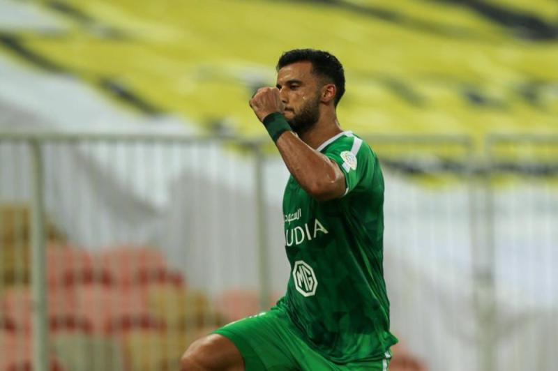 العقيد يوثق علاقته بشباك الاتحاد