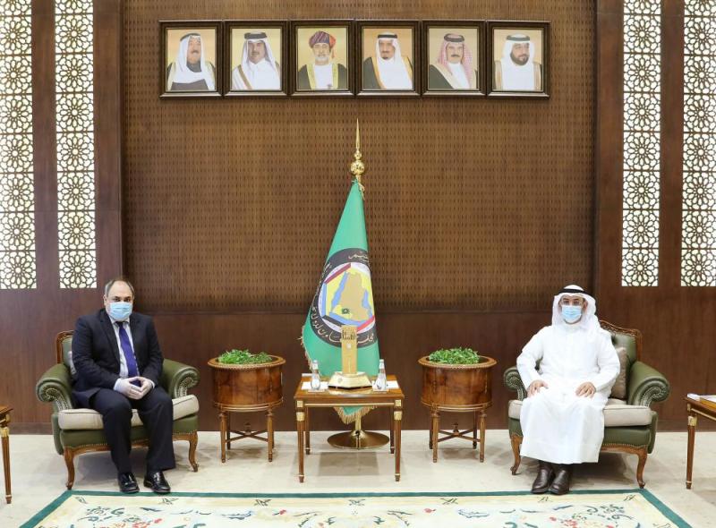 أمين مجلس التعاون يناقش القضايا مع السفير القبرصي