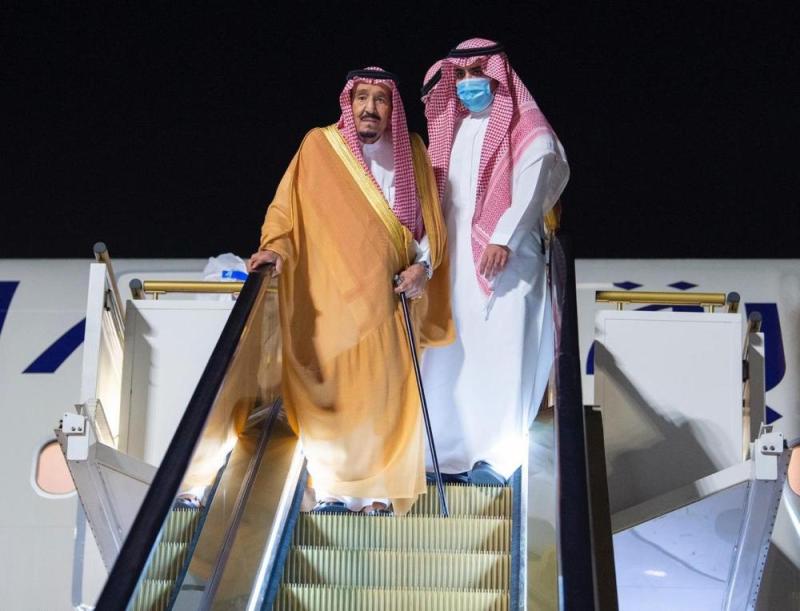 خادم الحرمين الشريفين يصل إلى نيوم