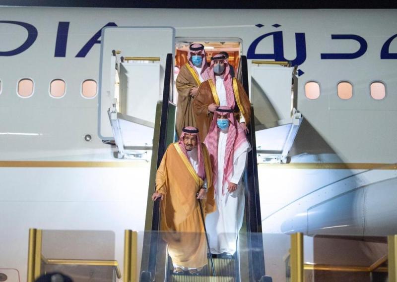 خادم الحرمين الشريفين يصل إلى نيوم