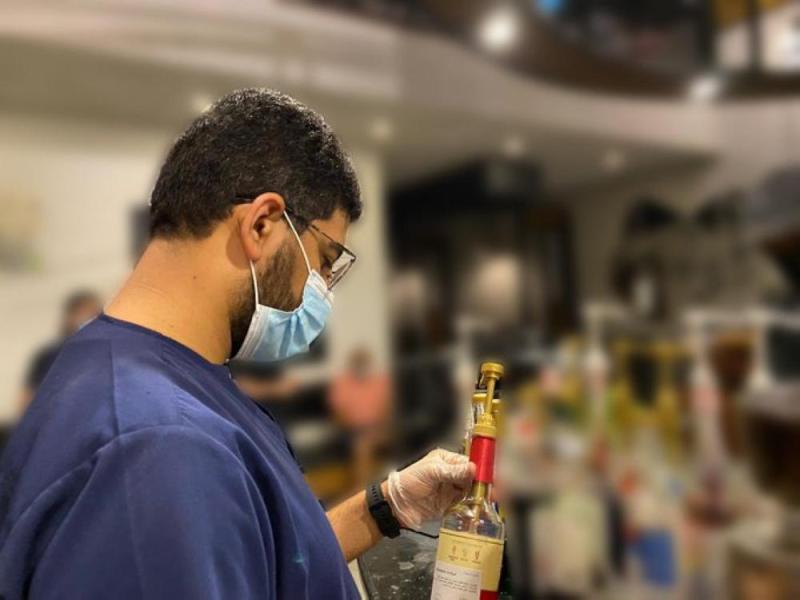 ضبط 3 محلات مخالفة للاحترازات بالقطيف
