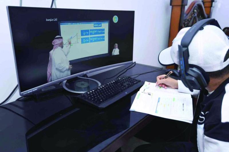 «التعليم عن بعد».. قرار جريء في ظروف استثنائية